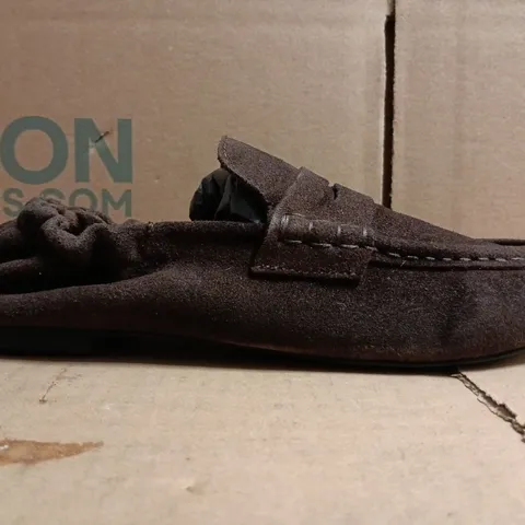 BOXED PAIR OF BDG SLAT SLIP-ON LOAFERS IN BROWN SIZE 6