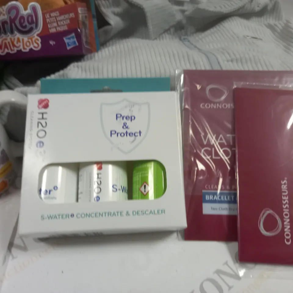 LOT OF 8 ASSORTED ITEMS TO INCLUDE PUMA CORD JACKET, MICROFIBRE CLOTHS AND FURREAL WALKALOTS