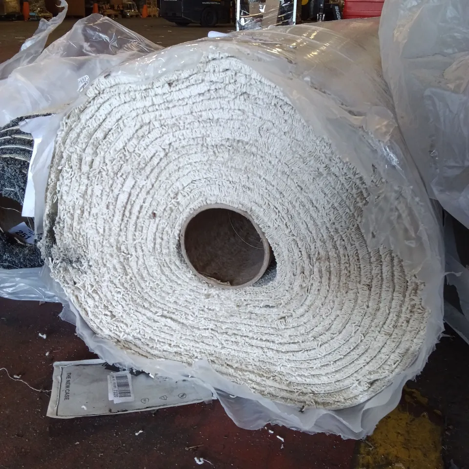 ROLL OF QUALITY GRACE OPAL CARPET // APPROX SIZE: UNSPECIFIED