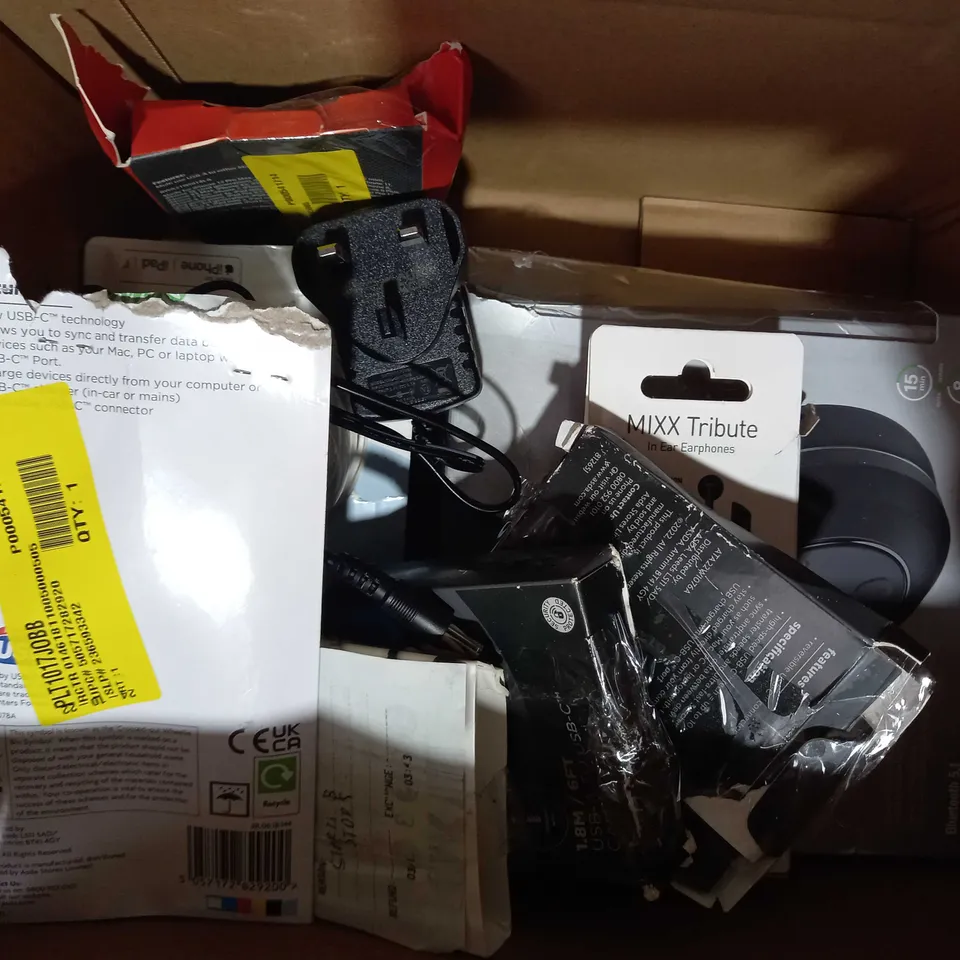 BOX OF APPROXIMATELY 10 ASSORTED ELECTRICAL ITEMS TO INCLUDE BLACKWEB SYNC & CHARGE CABLE, STATUS COLOUR CHANGING USB LED RGB, MIXX MAGNETIC VENT MOUNT, ETC