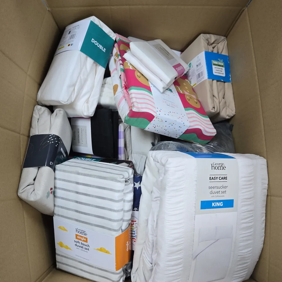 LARGE BOX OF APPROXIMATELY 10 ASSORTED ITEMS TO INCLUDE DUVET SETS, FITTED SHEETS