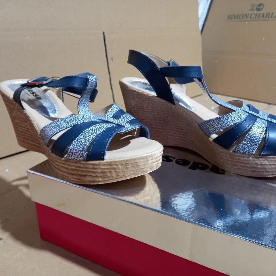 ADESSO WEDGE SANDAL IN NAVY BLUE/LIGHT BLUE/BROWN SIZE 6 