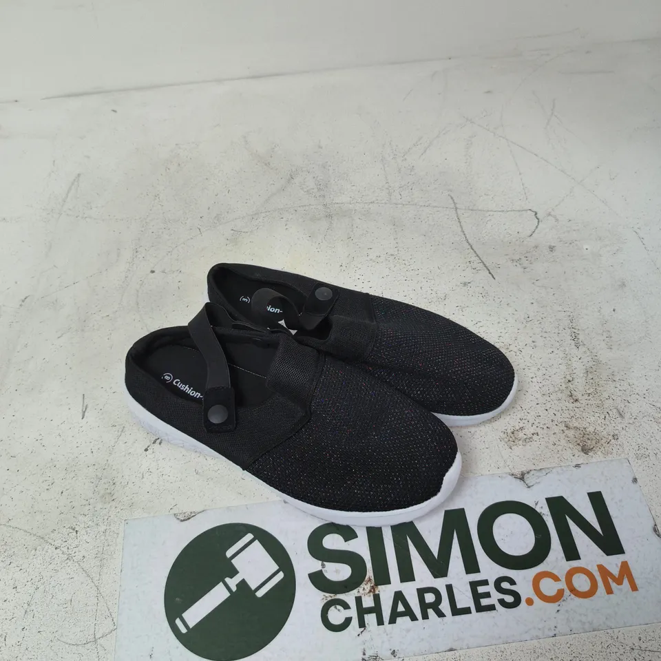 BOX OF APPROXIMATELY 20 ASSORTED CLOTHING ITEMS TO INCLUDE: CUSHION WALK BLACK SLIP ONS
