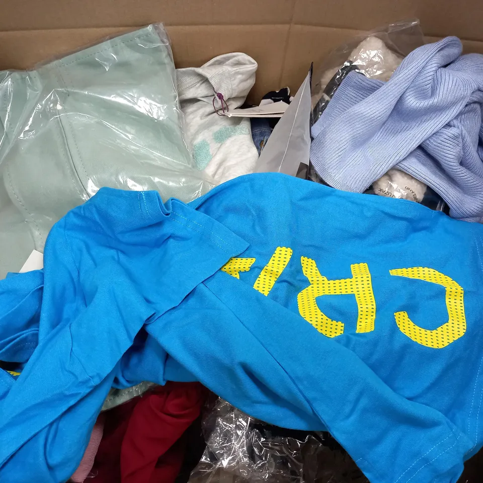 LOT OF APPROX 20 ASSORTED CLOTHING ITEMS AND ACCESSORIES TO INCLUDE; T-SHIRTS, JUMPERS ETC