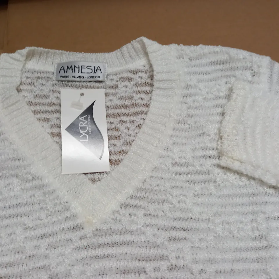 LARGE QUANTITY OF BAGGED AS NEW AMNESIA WHITE KNITTED JUMPERS - SIZE UNSPECIFED