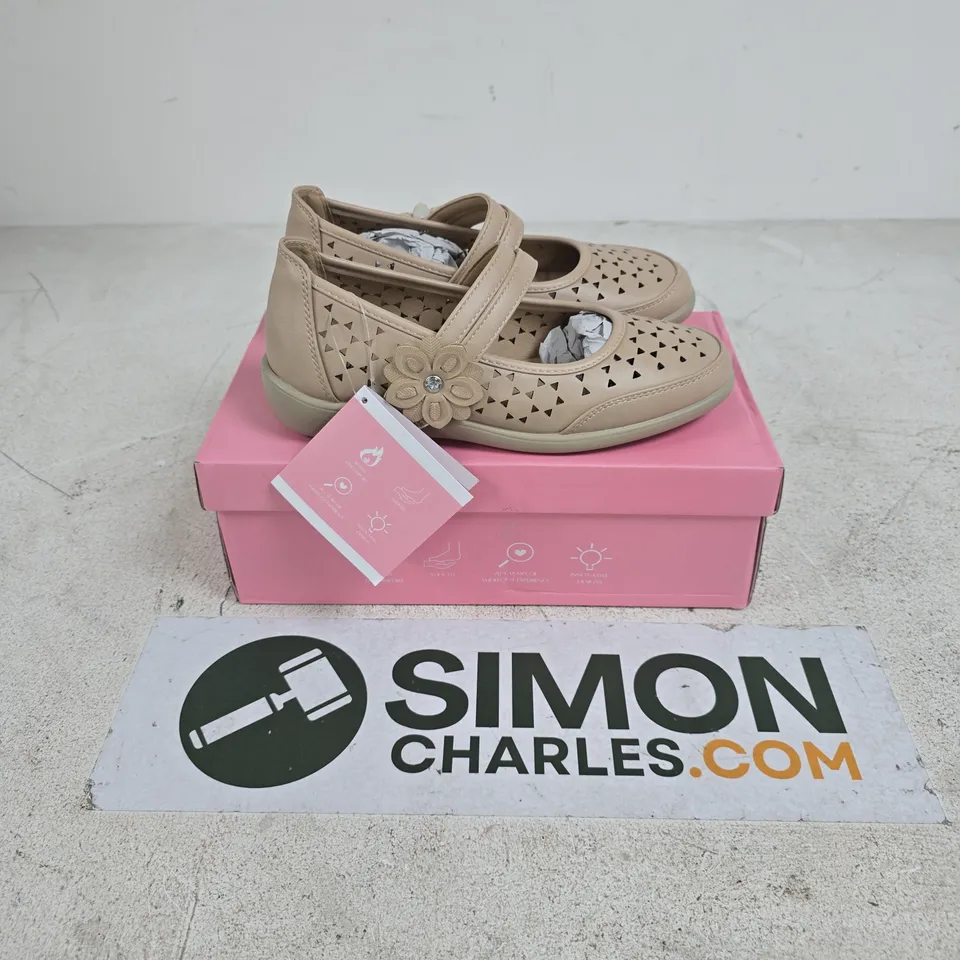 BOXED PAIR OF DR LIGHTFOOT GABRIELLA SHOES IN BEIGE - SIZE 4