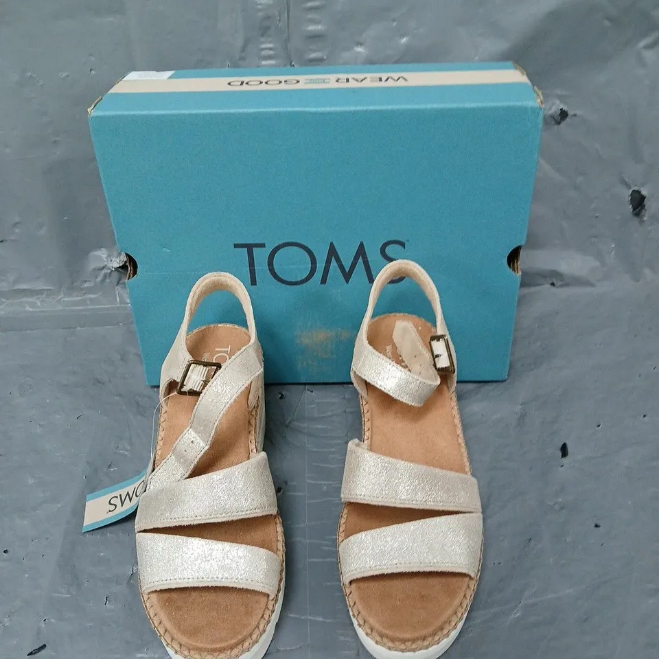 BOXED PAIR OF TOMS DARYA CHAMPAGNE SANDALS UK 3 