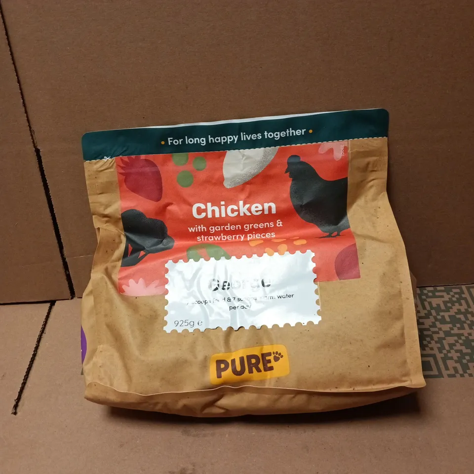 PURE DOG FOOD CHICKEN WITH GARDEN GREENS AND STRAWBERRY PIECES 925G