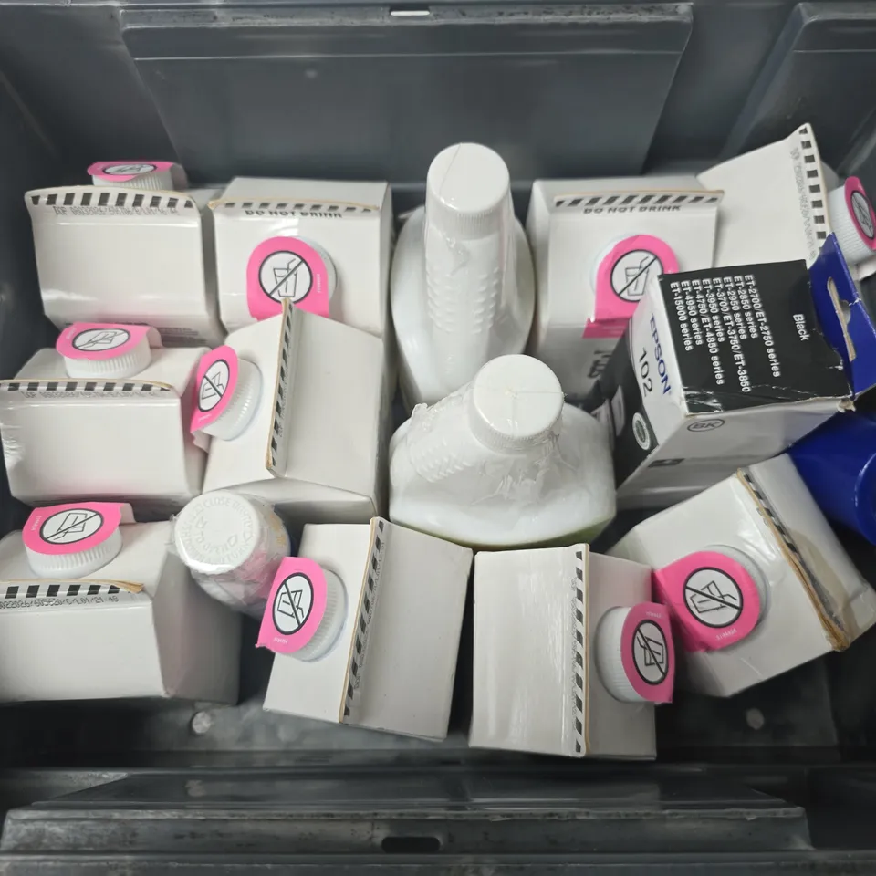 APPROXIMATELY 14 ASSORTED HOUSEHOLD LIQUID PRODUCTS TO INCLUDE DEGREASER STAIN REMOVER, SMOL WASHING UP LIQUID, WASHABLE PAINT, ETC - COLLECTION ONLY