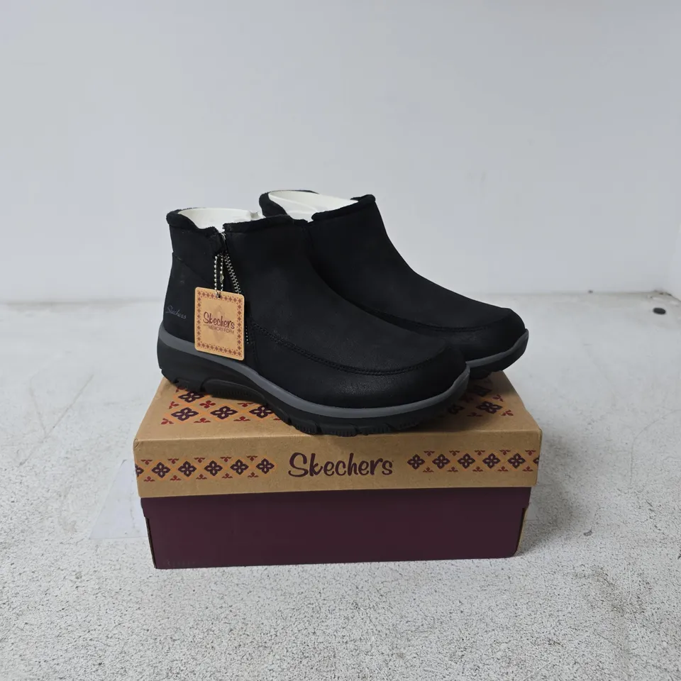 SKECHERS EASY GOING BLACK ANKLE BOOTS – UK 6 BOXED