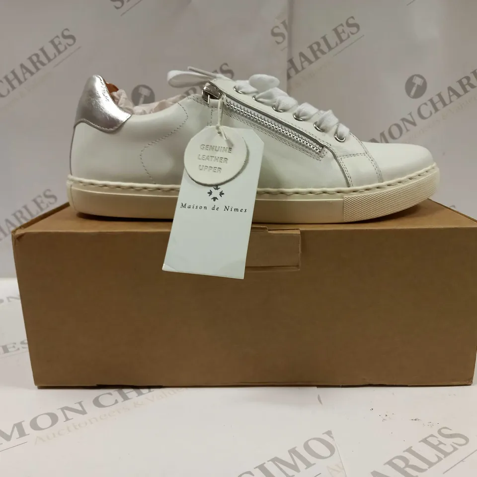 BOXED PAIR OF MAISON DE NIMES LEATHER ZIP SIDE TRAINERS IN WHITE - SIZE 7