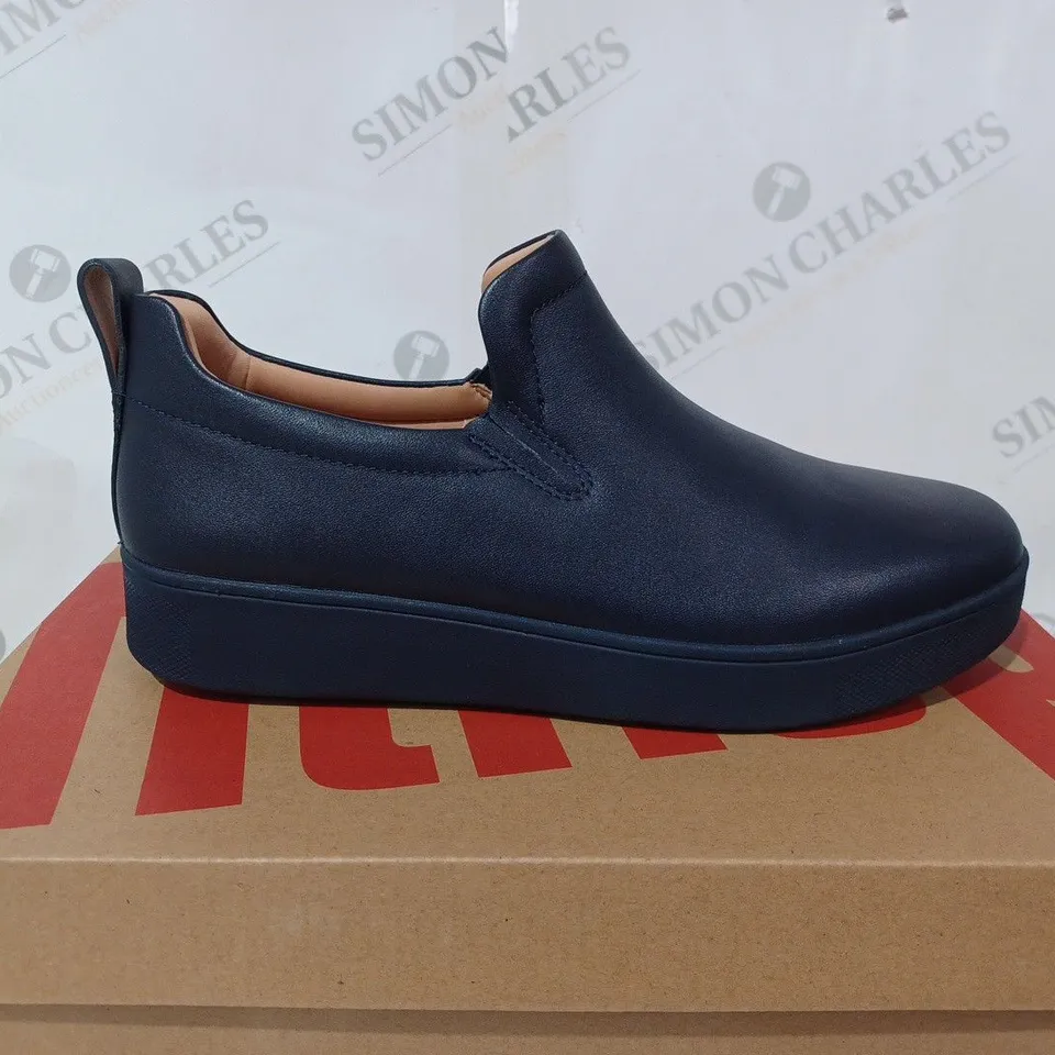 BOXED PAIR OF FIRFLOPS RALLY LEATHER SLIP-ON TRAINERS IN MIDNIGHT NAVY - UK 6