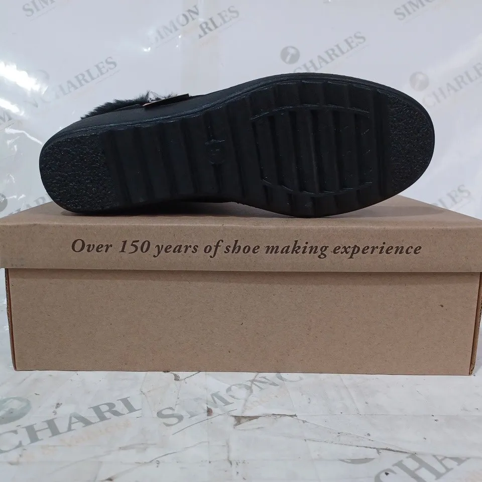 BOXED PAIR OF CUSHION-WALK FAUX FUR LINED ANKLE BOOTS IN BROWN SIZE 5