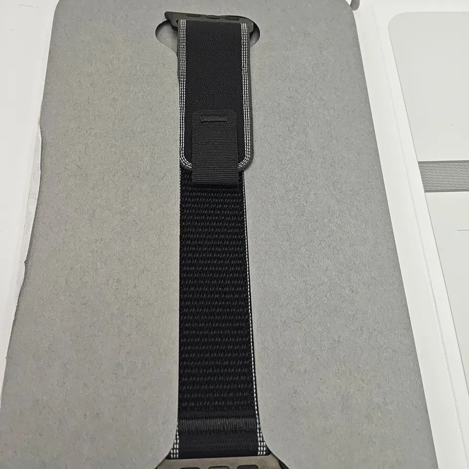 BOXED APPLE TRAIL LOOP IN BLACK TITANIUM - 49MM S/M