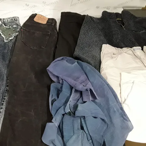 LOT OF 7 ASSORTED CLOTHING ITEMS TO INCLUDE JEANS, FLEECE AND SHORTS - VARIOUS SIZES