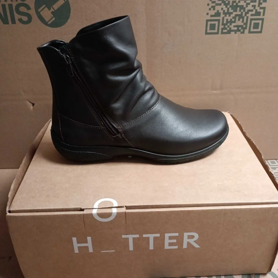 BOXED PAIR OF HOTTER WOMEN'S WHISPER WIDE BLACK LEATHER ANKLE BOOTS – UK 6.5 