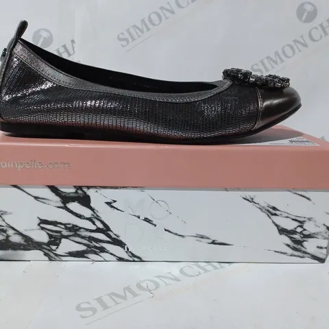 BOXED PAIR OF MODA IN PELLE ELISSA SLIP-ON SHOES IN METALLIC PEWTER W. JEWEL EFFECT UK SIZE 7