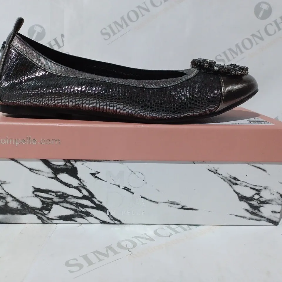 BOXED PAIR OF MODA IN PELLE ELISSA SLIP-ON SHOES IN METALLIC PEWTER W. JEWEL EFFECT UK SIZE 7