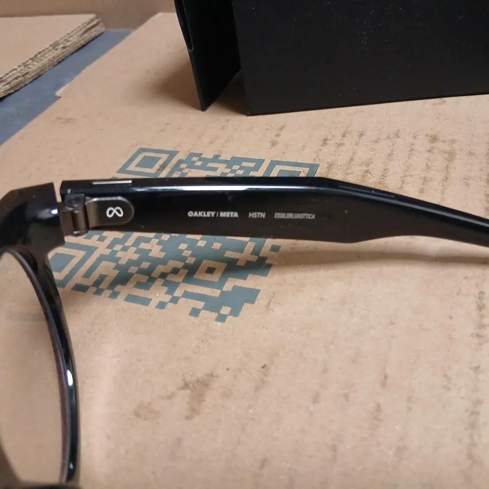 OAKLEY META GLASSES – BLACK EYEWEAR WITH CHARGING CASE (HSTN BOX)