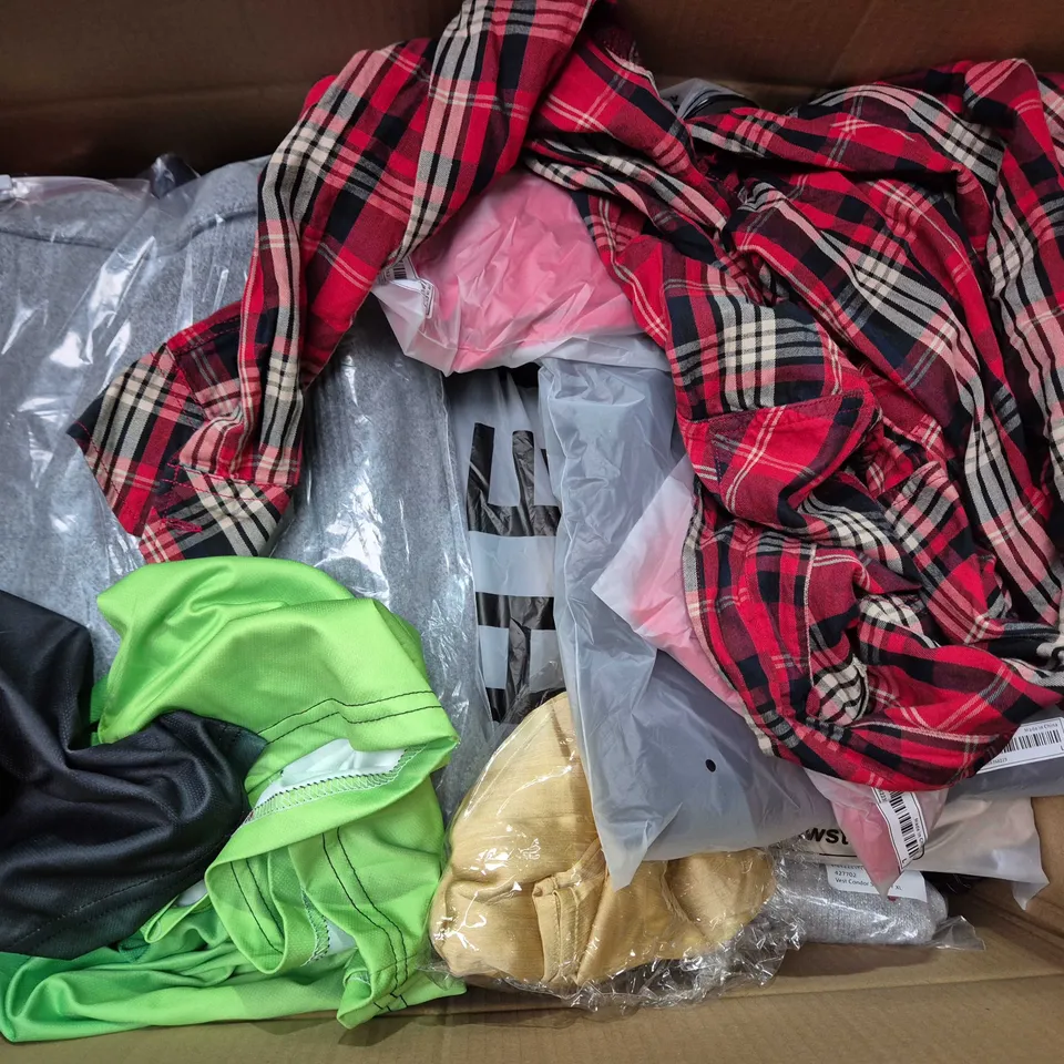 APPROXIMATELY 30 ASSORTED CLOTHING ITEMS IN VARIOUS SIZES, STYLES & COLOURS TO INCLUDE BRANDS SUCH AS CEDAR WOOD STATE, PRO HEAT, MINECRAFT, ETC - COLLECTION ONLY