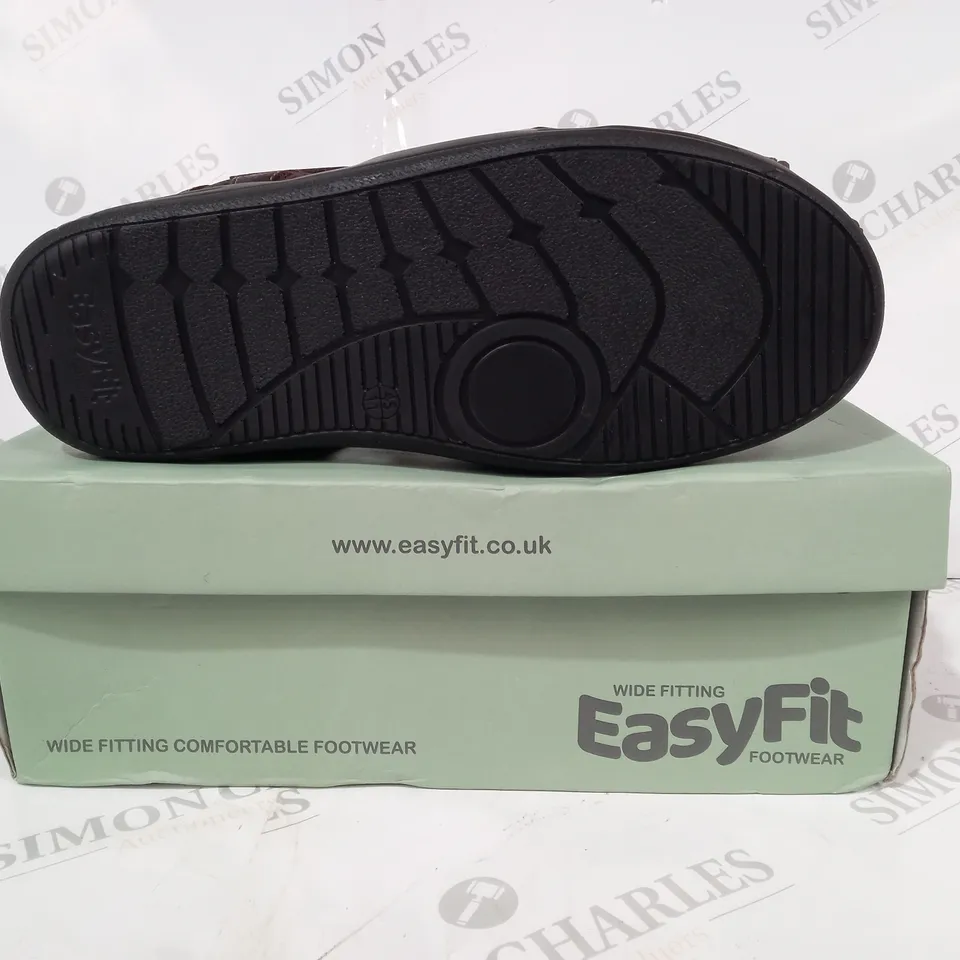 BOXED PAIR OF EASY FIT BRUNO WIDE SANDALS IN BROWN UK SIZE 11
