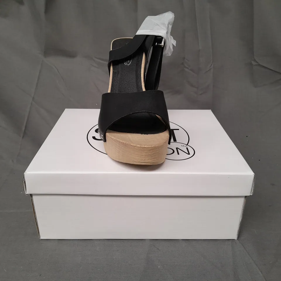 BOXED PAIR OF SPOT ON OPEN TOE HIGH BLOCK HEEL SANDALS IN BLACK SIZE 8
