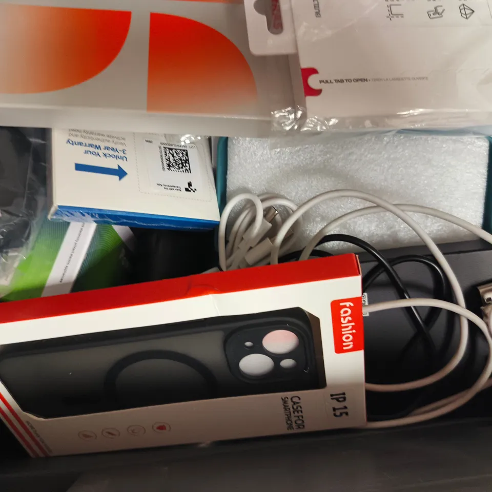APPROXIMATELY 10 ASSORTED HOUSEHOLD ITEMS TO INCLUDE SCREEN PROTECTORS, ACCESSORY KIT