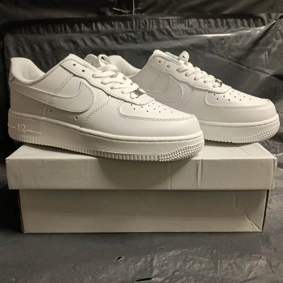 BOXED PAIR OF NIKE AIR FORCE 1 '07 TRAINERS IN WHITE SIZE UK 6