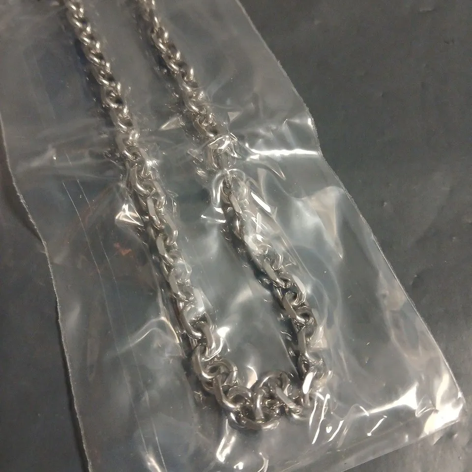TOMMY HILFIGER NECKLACE IN ZIPPED CASE