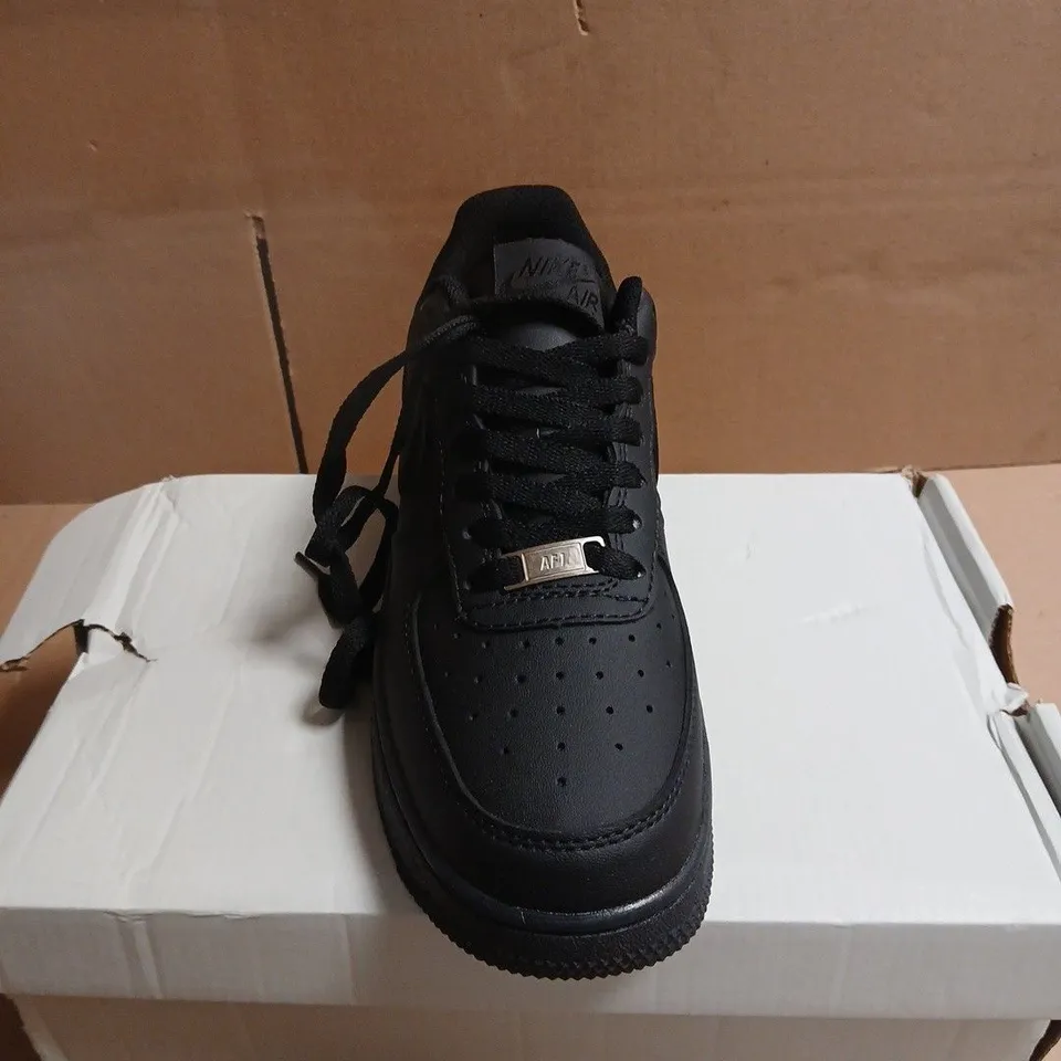 NIKE AIR FORCE 1 BLACK TRAINERS BOXED SIZE 5.5
