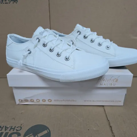 BOXED PAIR OF BLOWFISH MALIBU SHOES IN WHITE SIZE 8