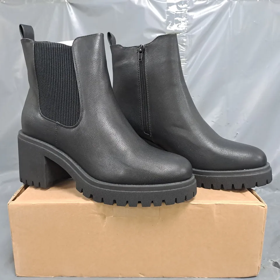BOXED PAIR OF V BY VERY SIDE-ZIP BLOCK HEEL ANKLE BOOTS IN BLACK SIZE 7