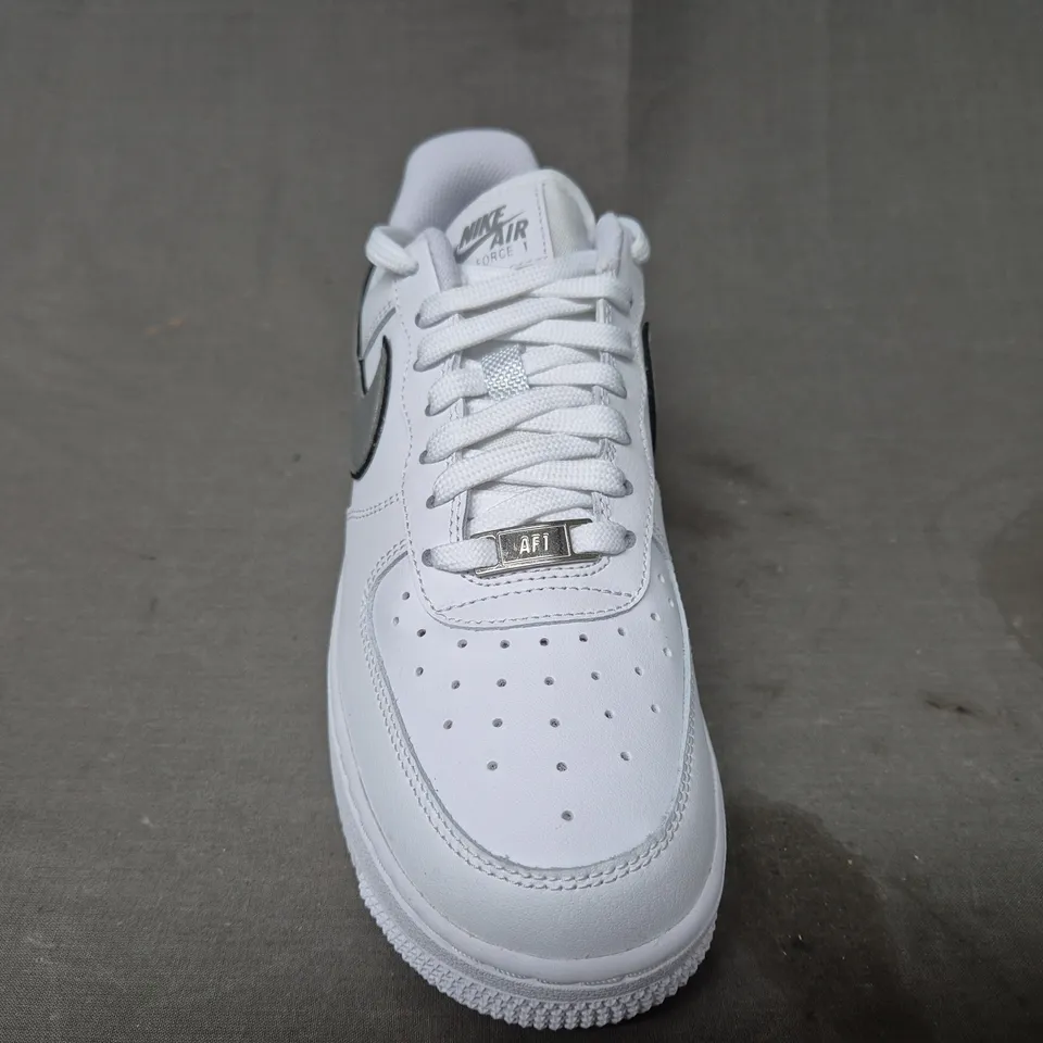 BRAND NEW BOXED PAIR OF NIKE WOMEN'S AIR FORCE 1 '07 ESS SHOES IN WHITE/METALLIC SILVER UK SIZE 6