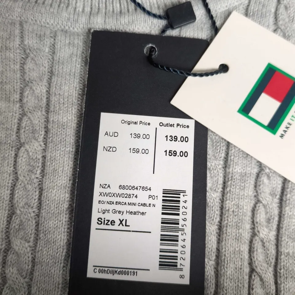 TOMMY HILFIGER ERCA MINI CABLE KNIT SWEATER IN LIGHT GREY HEATHER – SIZE XL