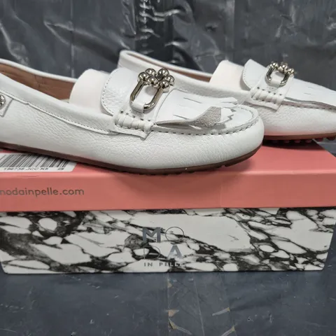 MODA IN PELLE FRANCHESKA LOAFERS IN WHITE SIZE 5