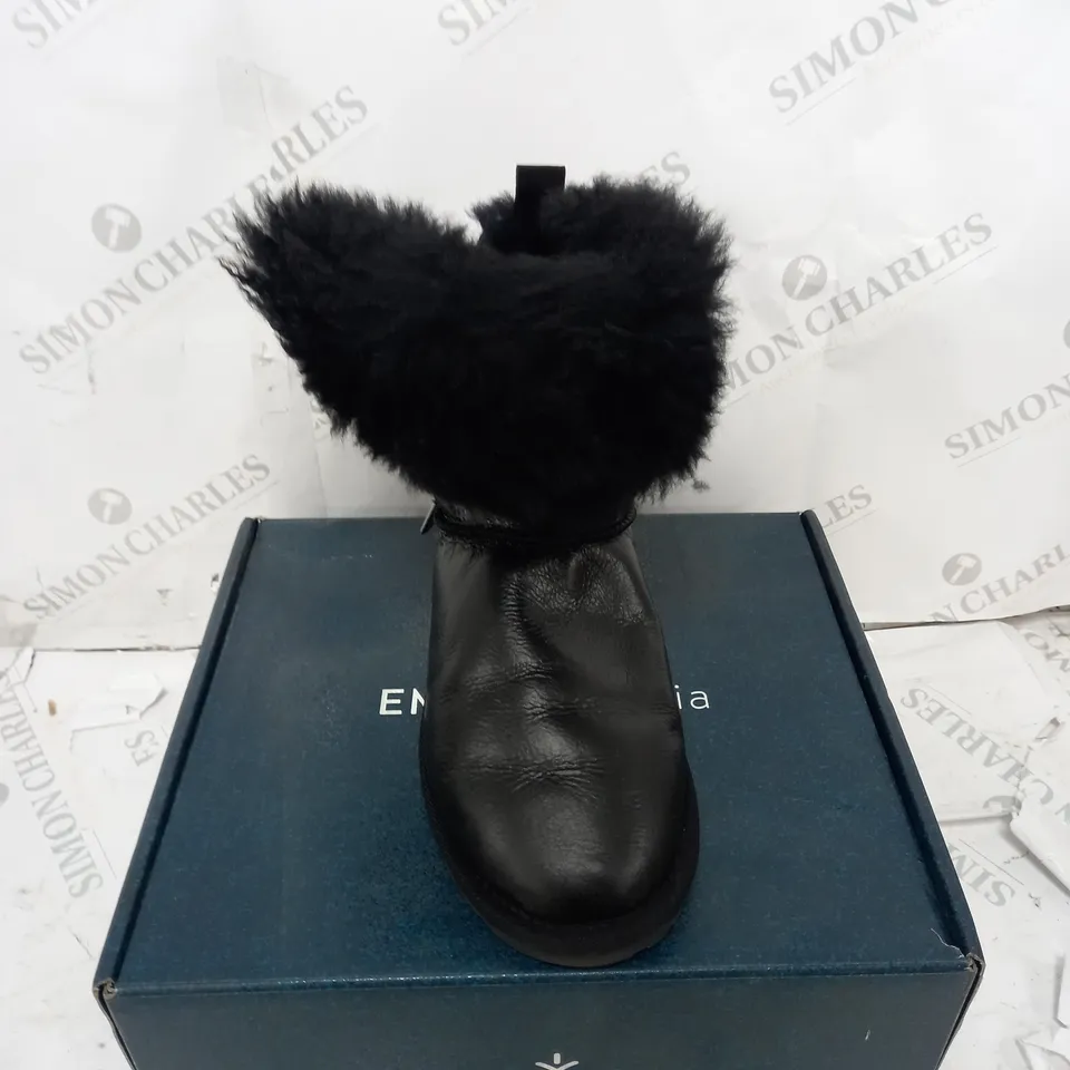 BOXED PAIR OF EMU TEDDY WURREN BOOTS IN BLACK - UK SIZE 7