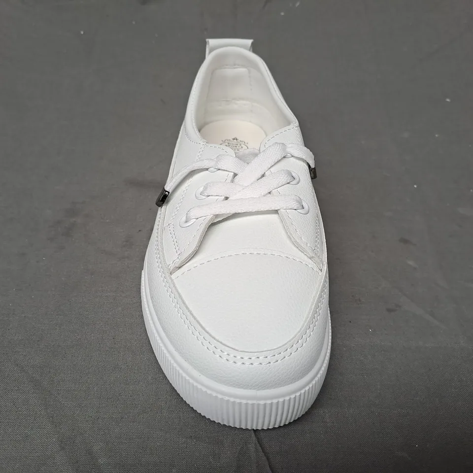 BOXED PAIR OF FASHION JIUYOU SHOES IN WHITE EU SIZE 40
