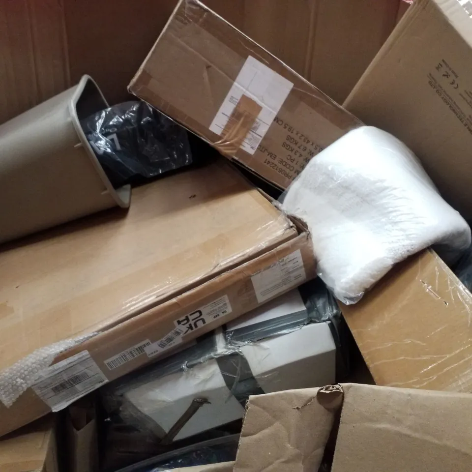 PALLET CONTAINING ASSORTED PRODUCTS INCLUDING FOLDING CHAIR, MEMORY FOAM MATTRESS, 4-IN-1 TRIPOD STAND & KIDS BACKPACK 