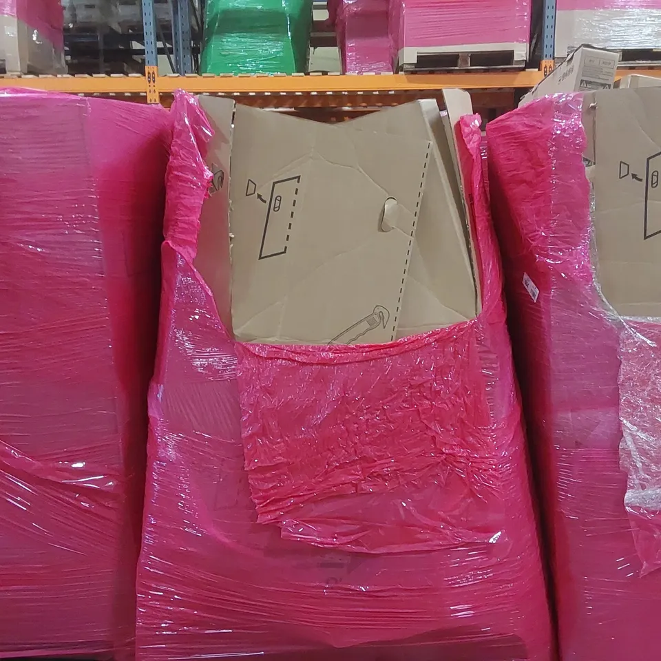 PALLET OF ASSORTED ITEMS INCLUDING: BLANKETS/BEDDING, MATTRESS TOPPER, AQUARIUM LAMP ECT
