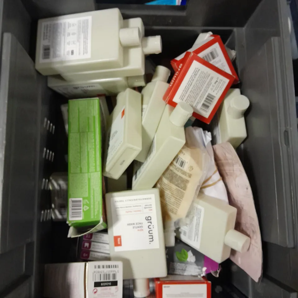 APPROXIMATELY 20 ASSORTED HEALTH & BEAUTY ITEMS TO INCLUDE - HEAD & SHOULDERS SHAMPOO, PANTENE INTENSIVE TREATMENT AND SOAP & GLORY BODY BUTTER