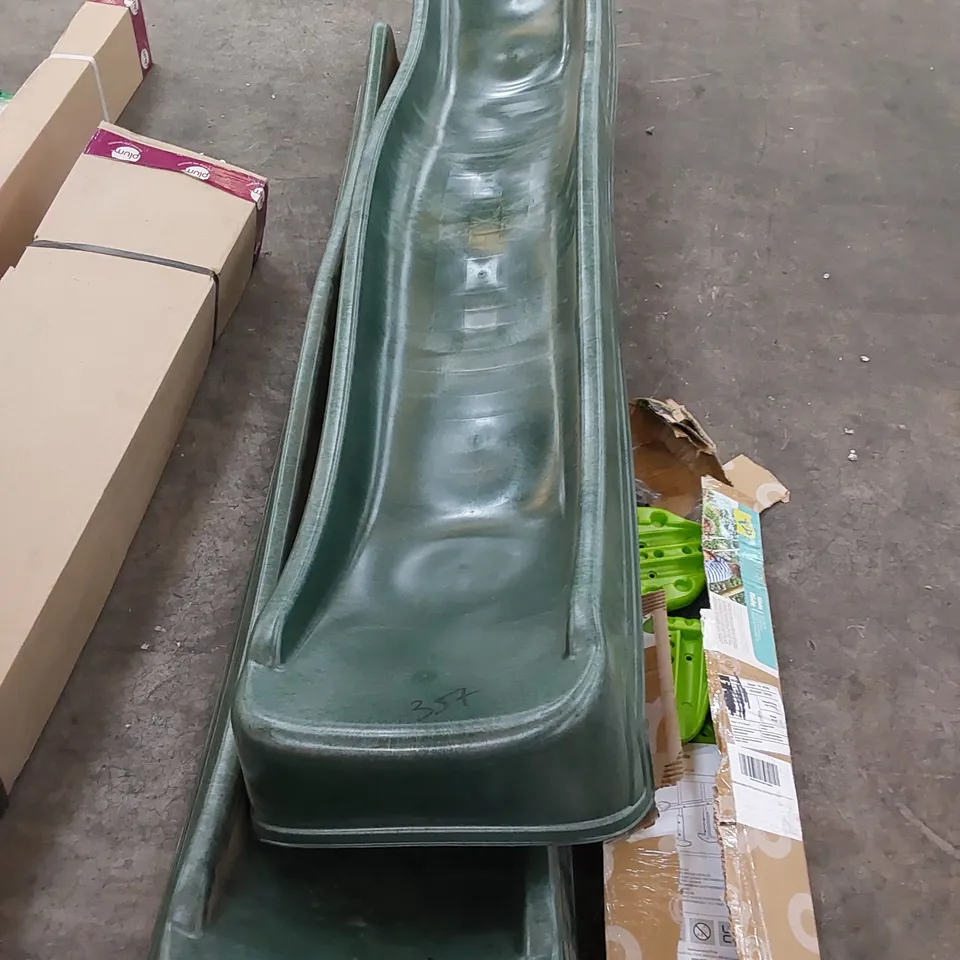 2 GREEN WAVY SLIDES