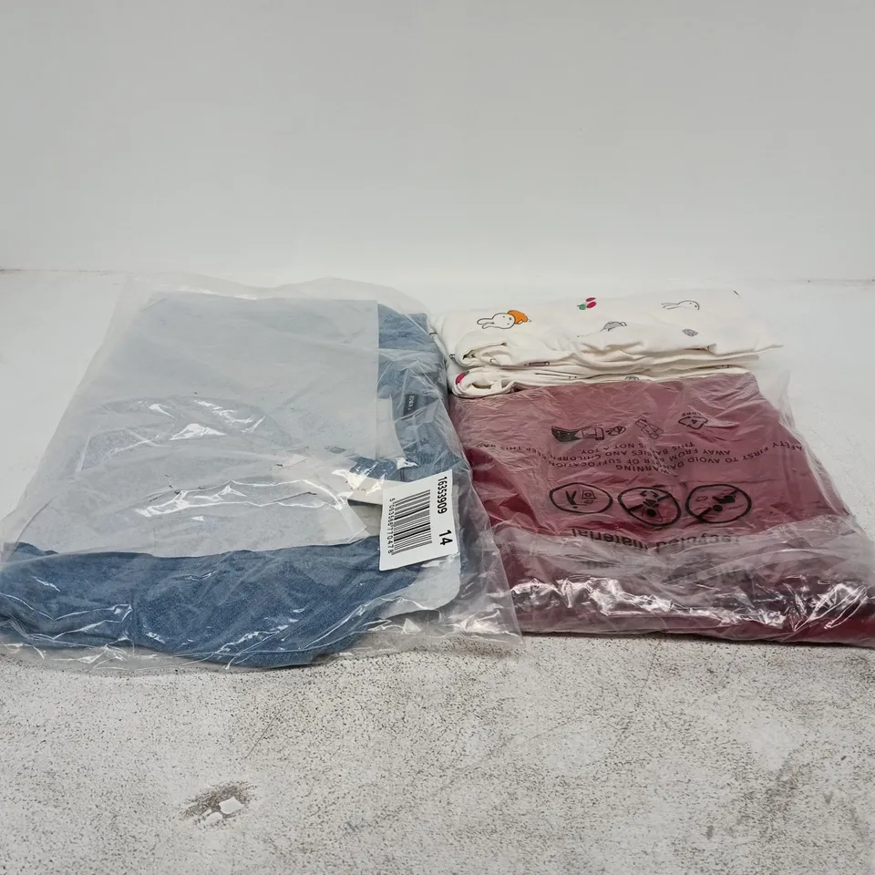 BOX OF APPROXIMATELY 25 ASSORTED CLOTHING ITEMS TO INCLUDE ROMAN ETC