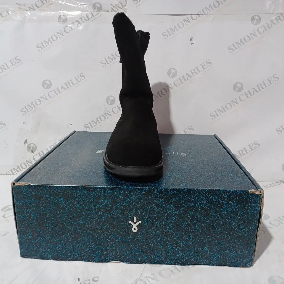 BOXED PAIR OF EMU GRAVELLY BOOTS IN BLACK UK SIZE 6