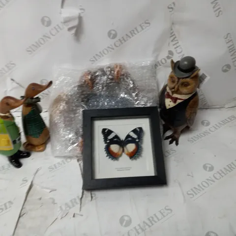 BOX OF ASSORTED HOUSEHOLD ITEMS TO INCLUDE DOOR MATS, DECORATIONS, PICTURES ETC
