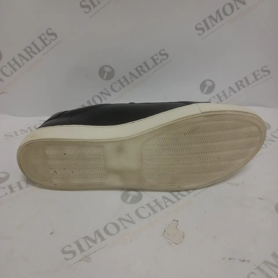 PAIR OF MAISON DE NIMES LEATHER ZIP SIDE TRAINERS IN BLACK - SIZE 7