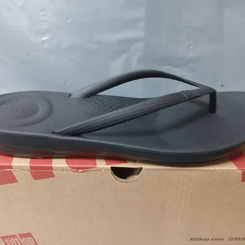 BOXED PAIR OF FITFLOP IQUSHION ERGONOMIC FLIP FLOPS IN BLACK - UK 6
