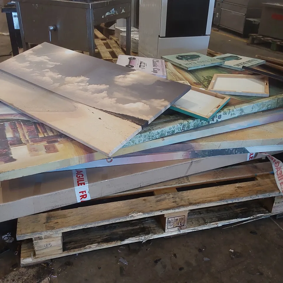 PALLET CONTAINING A LARGE QUANTITY OF ASSORTED DECOR ITEMS INCLUDING ARTWORK AND MIRRORS ECT
