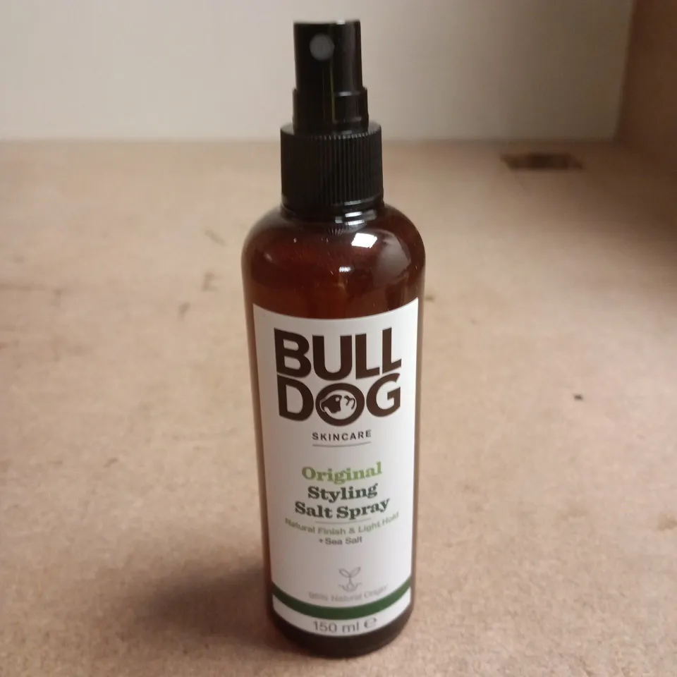 BOX OF APPROXIAMTELY 10 ASSORTED BEAUTY PRODUCTS INCLUDING A STRAIGHT HSIR COMB, BULL DOG SALT SPRAY AND ISDIN SOFT SCENTED WATER