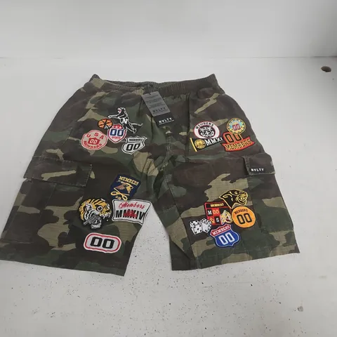 NVLTY VINTAGE PATCH CARGO SHORTS IN CAMO - MED