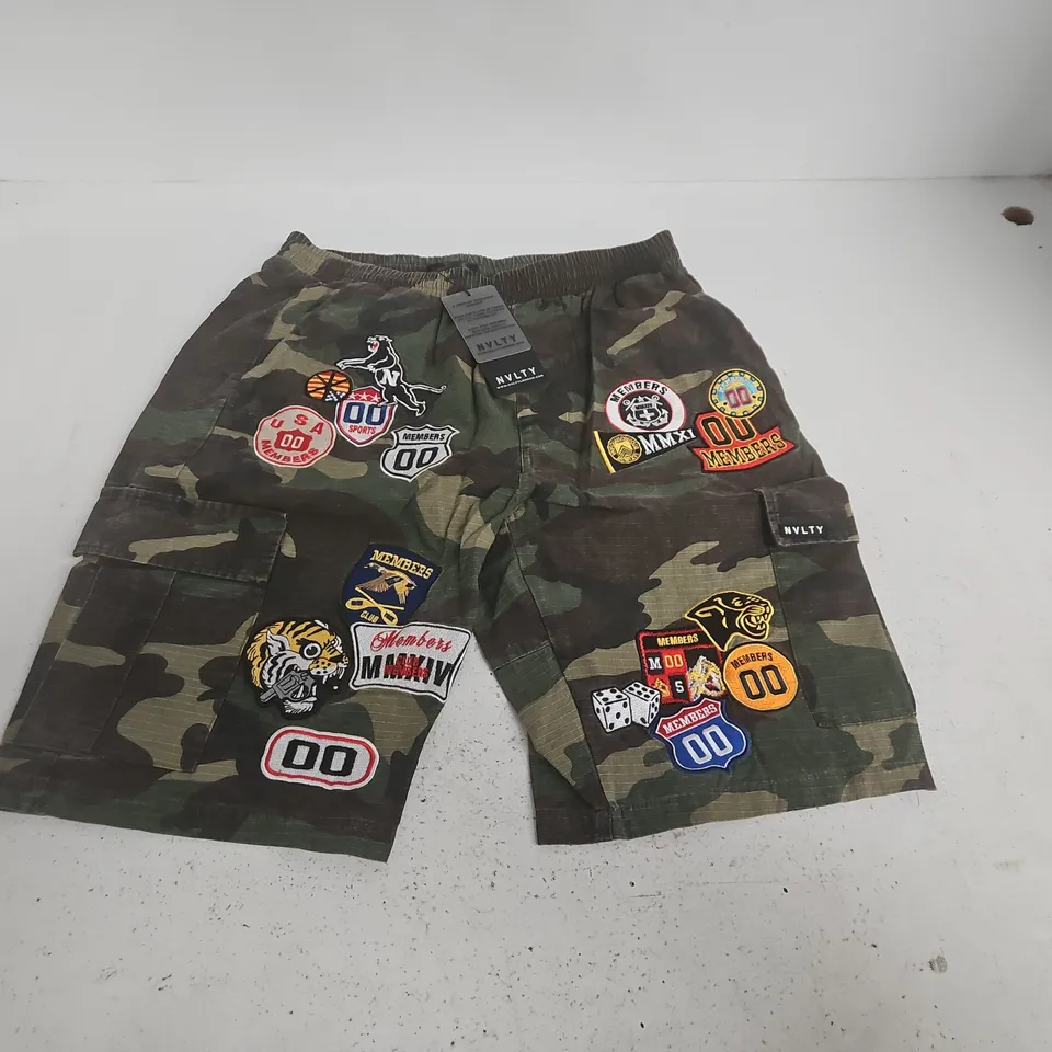 NVLTY VINTAGE PATCH CARGO SHORTS IN CAMO - MED